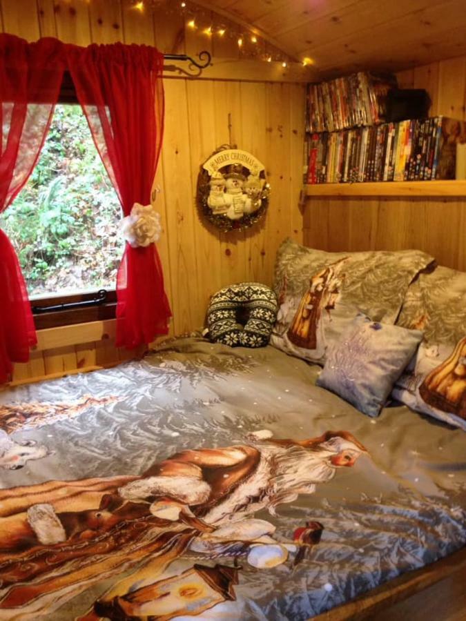 'Morris' The Shepherd'S Hut And Woodland Hot Tub Experience Carmarthen Exterior photo